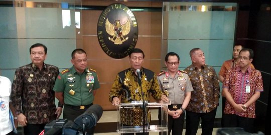 Wiranto sebut polemik senjata merupakan upaya adu domba 