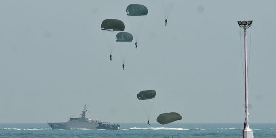 Aksi-aksi prajurit TNI pamer kekuatan di darat, laut, dan udara