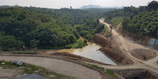 Petani ini sangat bersyukur akan adanya bendungan di Serang dan Lebak