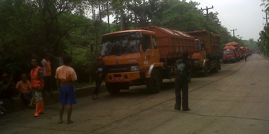 Teror lempar batu di Bantargebang resahkan sopir truk 