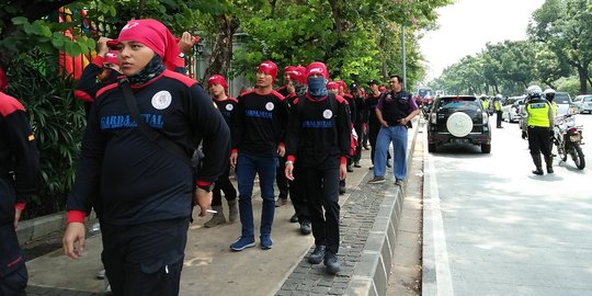 Buruh berkumpul di Patung Kuda, bersiap longmarch ke depan Istana