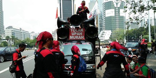 Buruh longmarch dari Patung Kuda, Jalan Medan Merdeka Selatan menuju