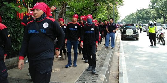 Gelar aksi di sekitaran Monas, buruh minta kenaikan gaji 