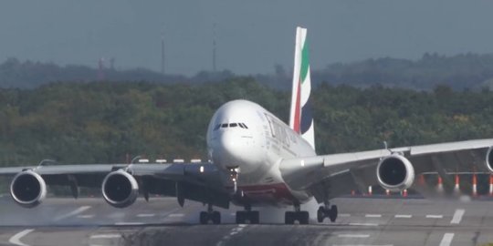 [Video] Diterjang angin kencang, pesawat Emirates oleng saat mendarat