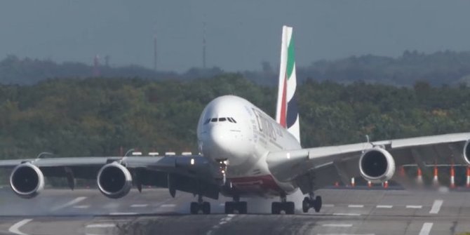  Video Diterjang angin kencang pesawat  Emirates oleng  