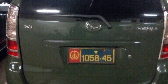 Ribut ditagih parkir mal, seorang pria bermobil TNI 