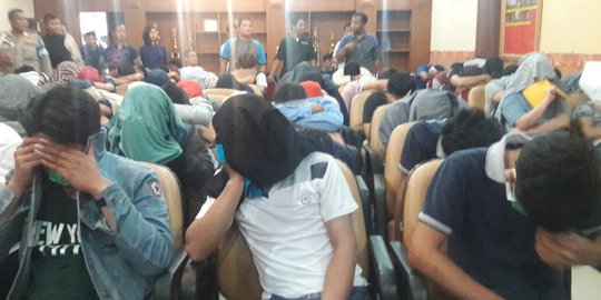 Digerebek polisi, tempat spa gay di Harmoni sediakan sex toys