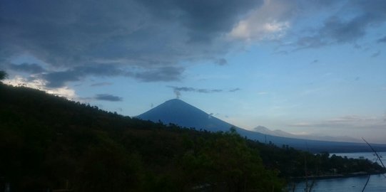 Asap putih dan kelabu keluar dari kawah Gunung Agung