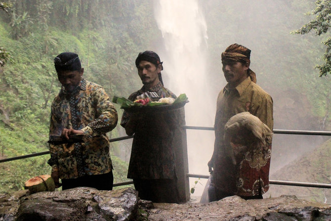 warga banyumas gelar ritual caos atur gandha arum