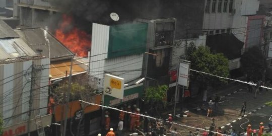 Satu unit ruko di Jalan Sabang, Jakarta Pusat diamuk si jago merah