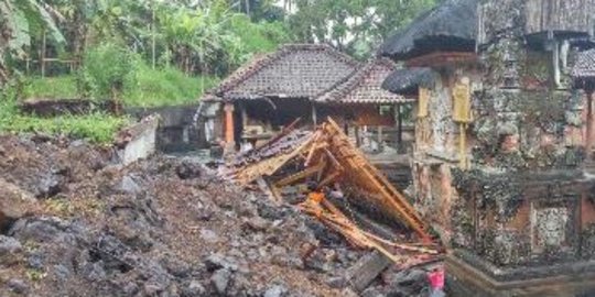 Tebing longsor hancurkan sebagian Pura Dalem Pingit di Bangli