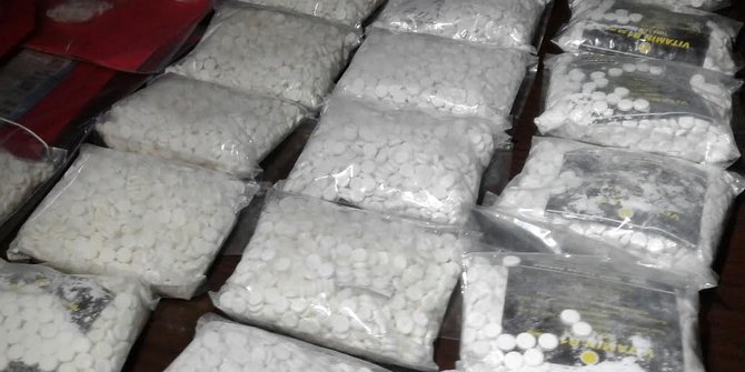 Polisi gerebek gudang berisi 7 juta pil zenith di Banjarmasin
