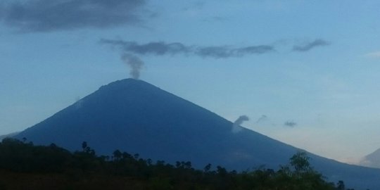 Hujan lebat picu melebarnya kawah Gunung Agung hingga 900 meter