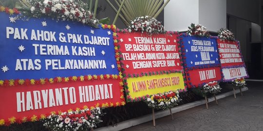 Balai Kota dibanjiri karangan bunga ucapan terima kasih untuk Ahok-Djarot