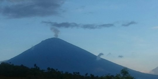 Radius 700 meter dari bibir kawah Gunung Agung tercium aroma belerang