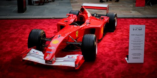 Ulang tahun Ferrari, mobil F1 Michael Schumacher berpose di karpet merah