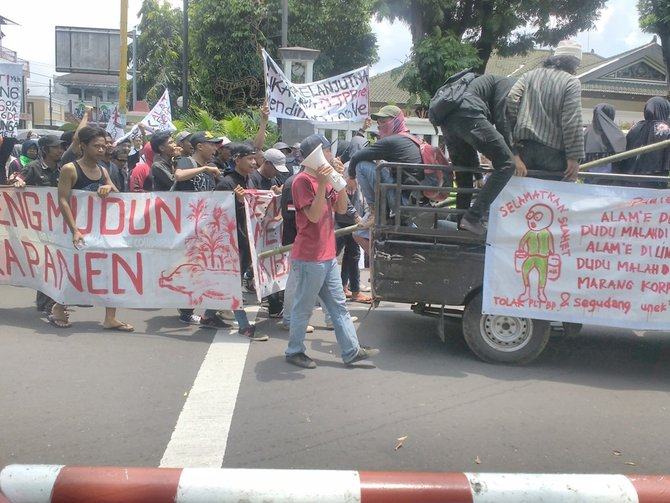 warga banyumas demo tolak pltp baturraden