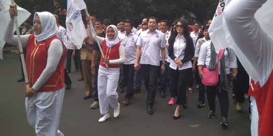 Perindo daftar KPU, Hary Tanoe jalan kaki diiringi marching band