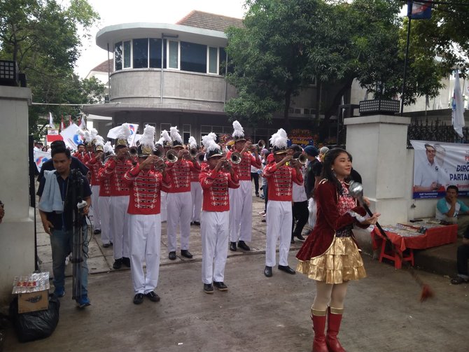 pawai partai perindo menuju kpu