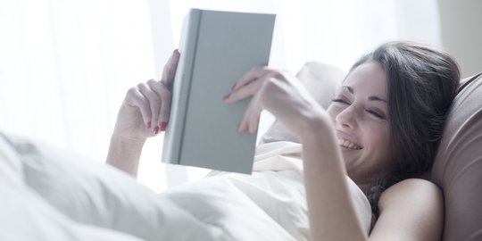 membaca sambil tidur