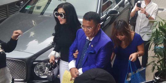 Syahrini bayar Rp 200 juta buat umrah reguler tapi diberi VVIP