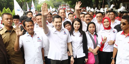 Dikawal para kader dan simpatisan, Hary Tanoe jalan kaki daftar Perindo ke KPU