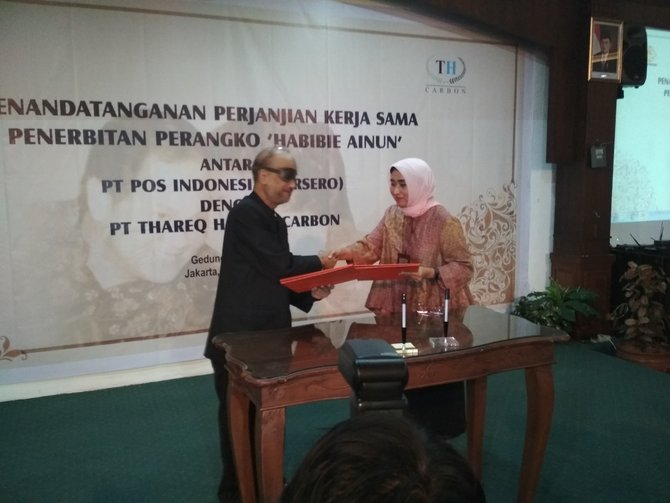 pt pos indonesia dengan pt thareq habibie carbon terbitkan prangko habibie ainun