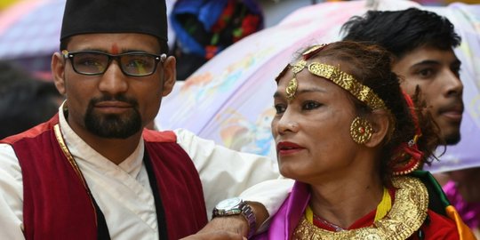 Pasutri transgender di Nepal ini menjadi yang pertama diakui negara