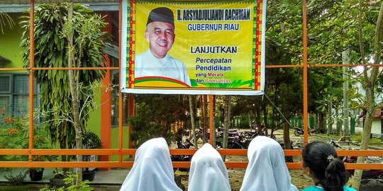 Bawaslu minta Kadisdik copot spanduk Gubernur Riau di 