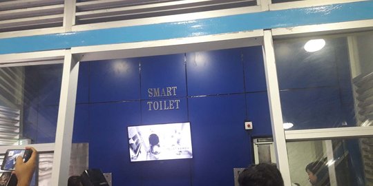 Kini halte Transjakarta dilengkapi Smart Toilet senilai Rp 300 juta