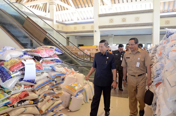 gubernur bali made mangku pastika di pengungsian gunung agung