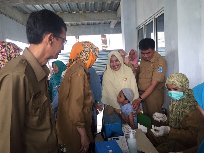 walikota tangerang selatan airin rachmi diany mengajak orang tua mengimunisasi vaksin mr