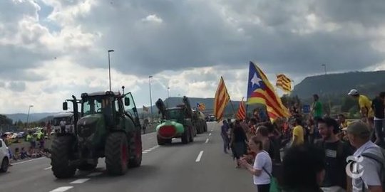 Petani demo pakai traktor dukung Catalonia merdeka dari Spanyol
