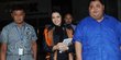 Bupati Kukar Rita Widyasari umbar senyum usai diperiksa KPK