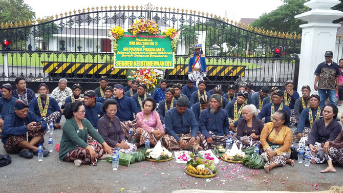 warga yogyakarta tumpengan di gedung agung