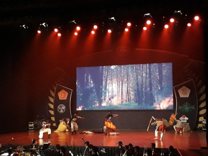 aksi teatrikal prajurit tni di festival film nusantara