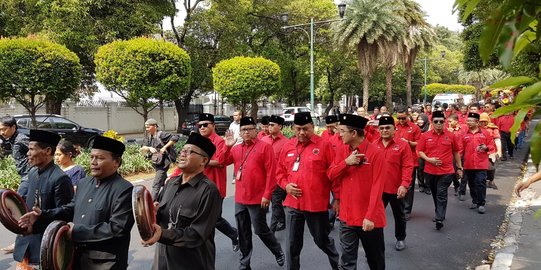 Konvoi seni dan marawis iringi pendaftaran PDIP ke KPU