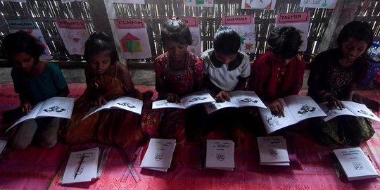 Semangat anak-anak Rohingya bersekolah di tempat seadanya