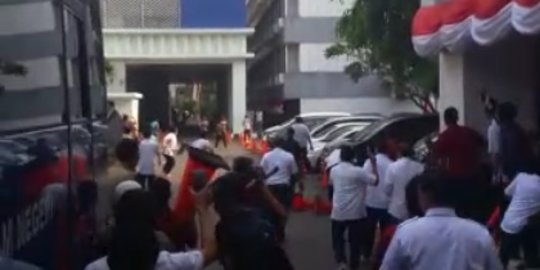 Serang kantor Kemendagri, massa minta Tjahjo Kumolo batalkan putusan MK