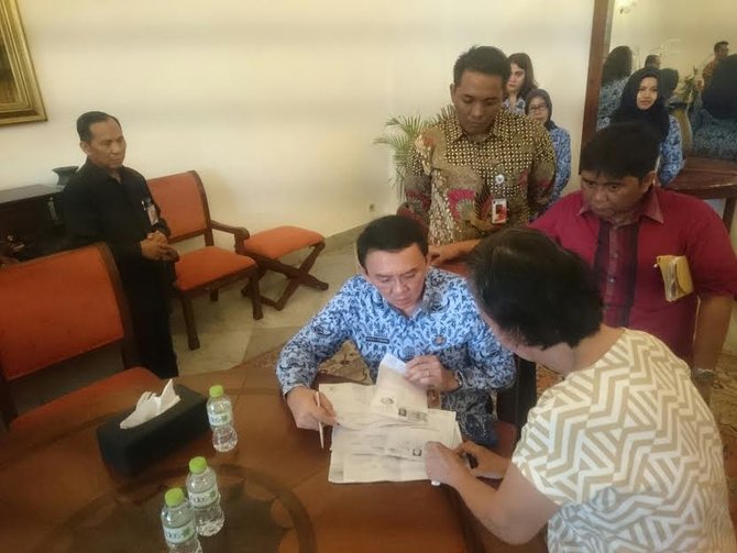 ahok terima aduan warga di balkot