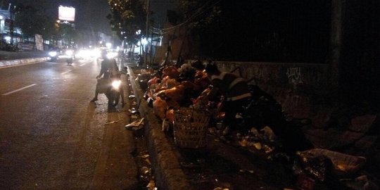 Minim sarana jadi alasan warga Ciledug buang sampah di trotoar  merdeka.com