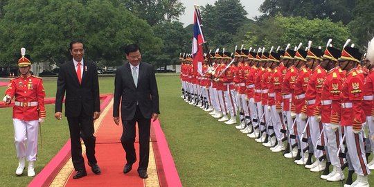 Sambut PM Laos Thongloun Sisoulith, Jokowi ajak anak-anak berpakaian daerah