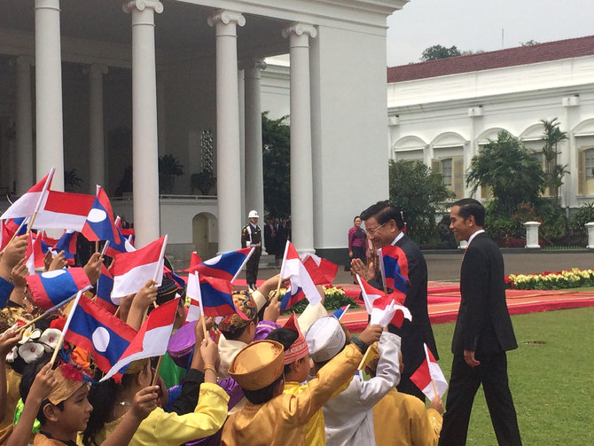 presiden jokowi menyambut pm laos thongloun sisoulith di istana bogor