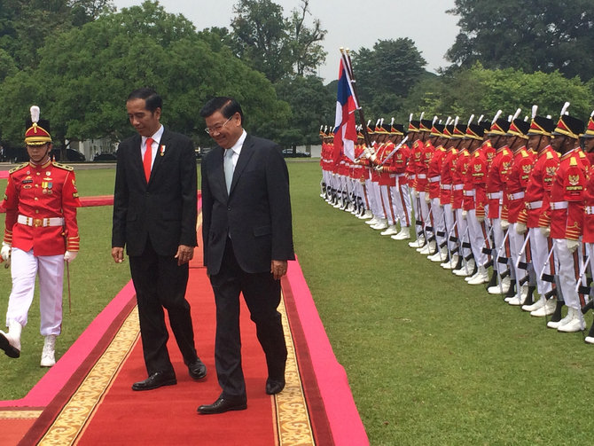 presiden jokowi menyambut pm laos thongloun sisoulith di istana bogor