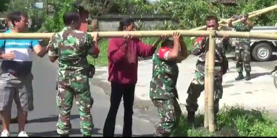 Gunakan bambu, warga & TNI tutup akses jalan ke zona bahaya Gunung Agung