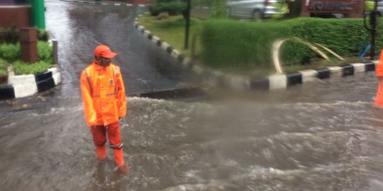 Pancoran tergenang & pemotor berteduh di kolong flyover, lalu lintas macet parah