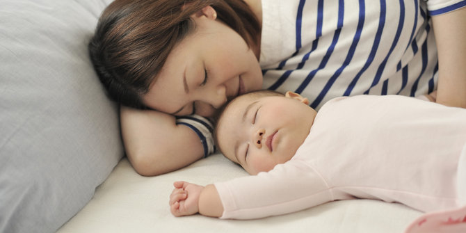 ilustrasi ibu dan bayi tidur