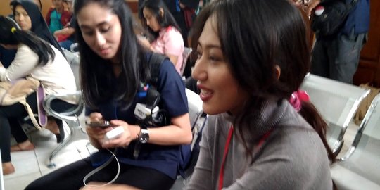 Putri Gatot Brajamusti hadir sidang kasus pemerkosaan ayahnya