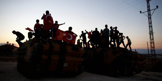 Keceriaan anak-anak sambut konvoi tank Turki menuju Suriah