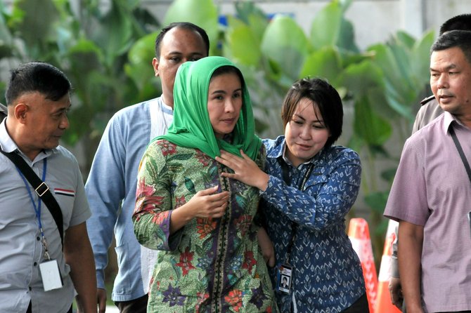 gubernur bengkulu dan istri tiba di kpk